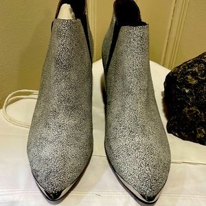 Flash Sale! New never worn Report Signature Booties